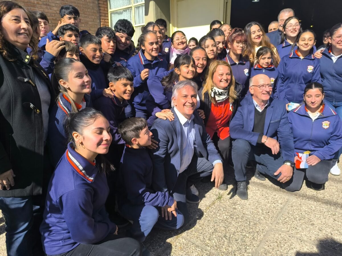 Llaryora en Capilla del Carmen: anuncios educativos, obras y fuerte respaldo al interior provincial