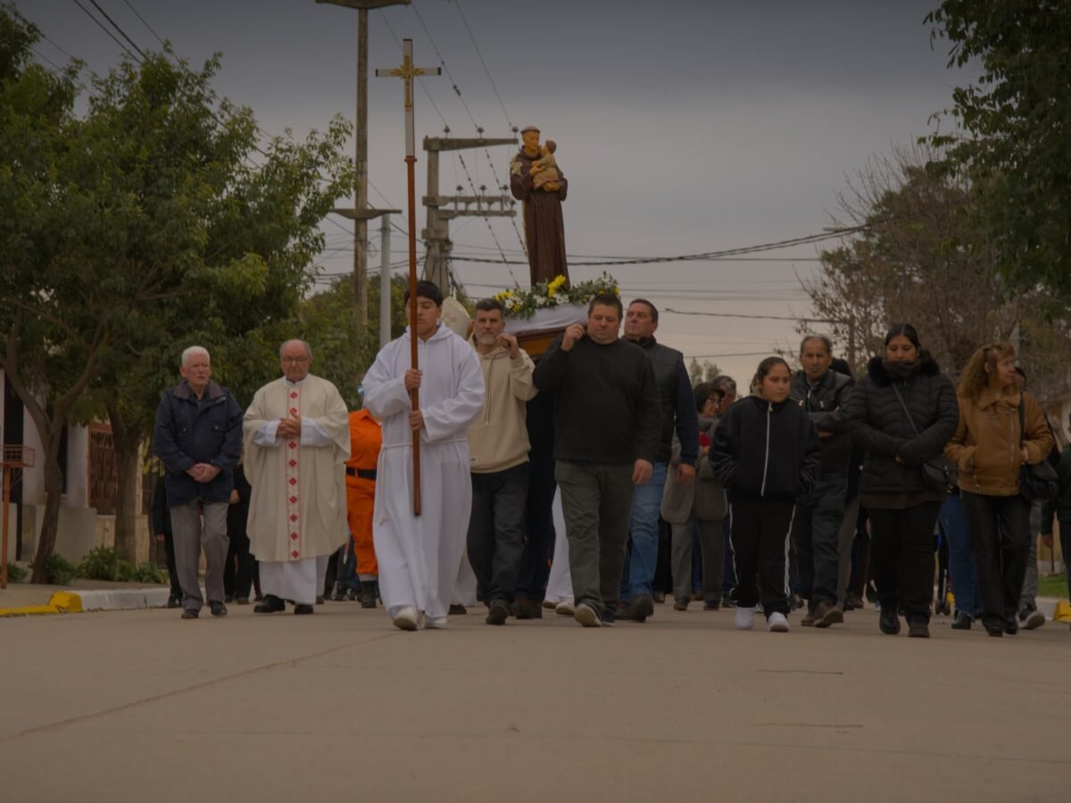 Entre rezos, aplausos y tradición, Santiago Temple renovó su fe en San Antonio