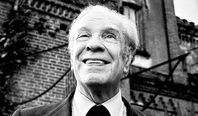 Borges sonriendo