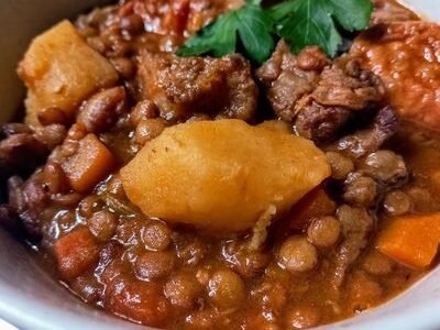 Comer rico, saludable y sin gastar de más: el guiso de lentejas, el gran aliado del invierno