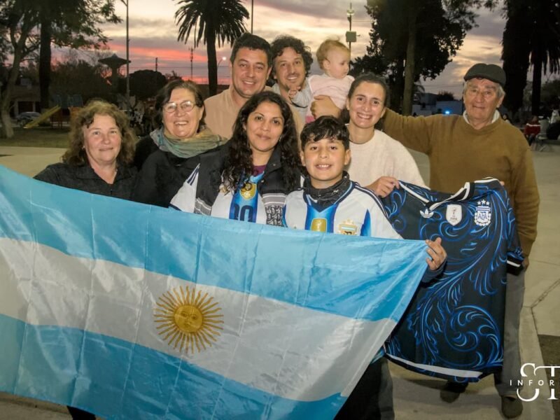 Santiago Temple celebró en la plaza la histórica victoria de Argentina ante Inglaterra