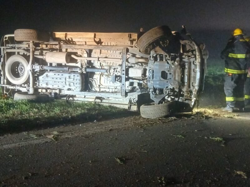 Un conductor resultó lesionado tras el vuelco de una camioneta sobre la Ruta 19 en Santiago Temple
