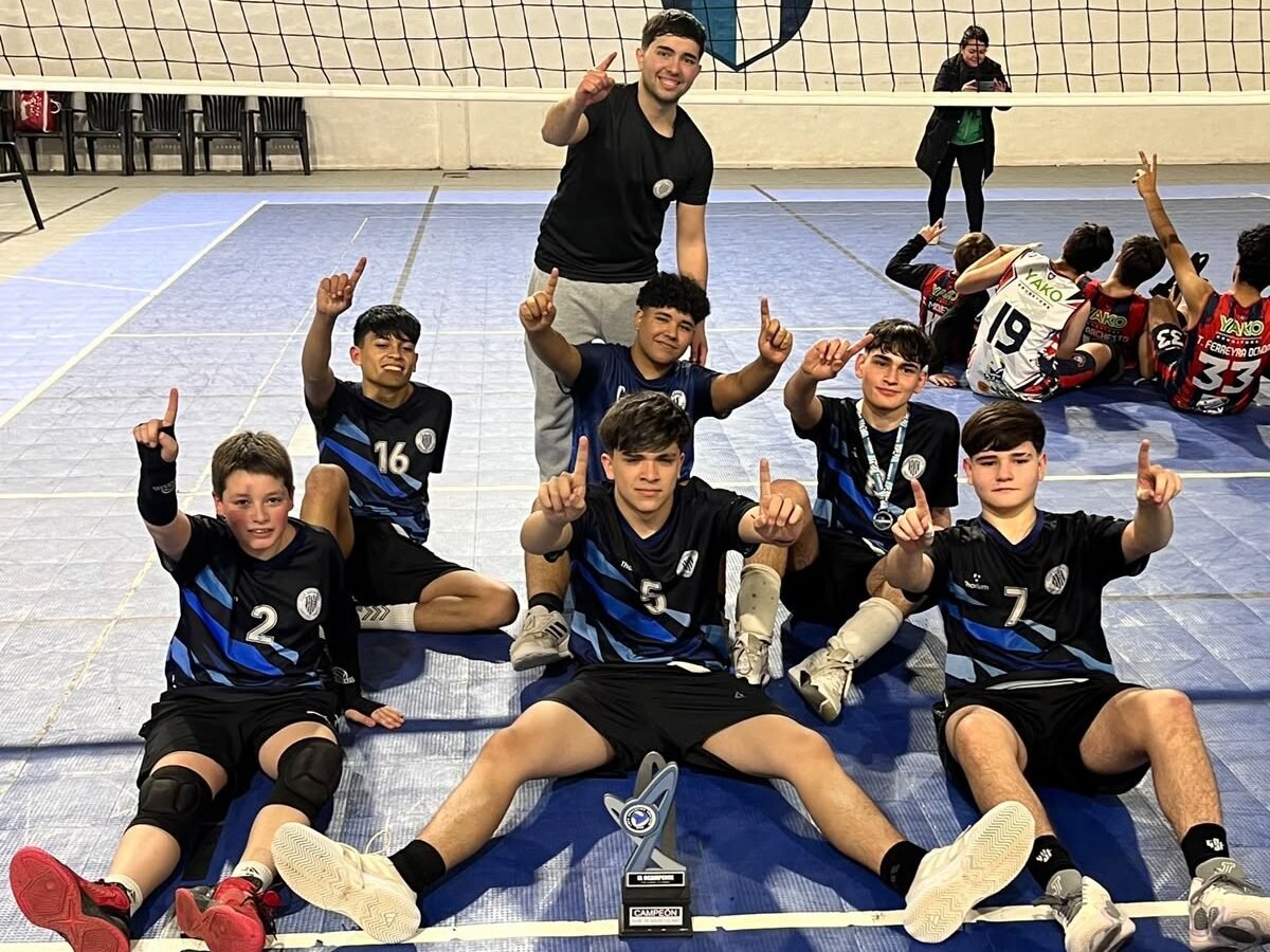 Sarmiento hizo historia: el vóley Sub 16 se consagró campeón el día del 138° aniversario de Santiago Temple