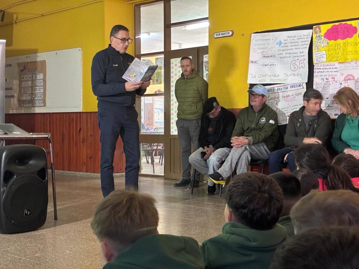 Presentación de “Mortero, el perro héroe de Malvinas” en la Escuela Coronel Pringles de Santiago Temple